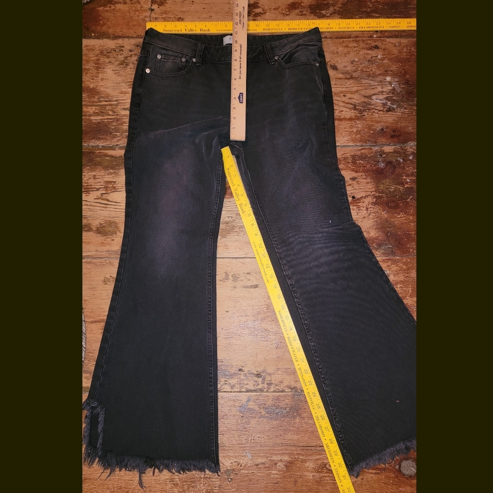 🆕️ We the Free People Vintage Flare Ruff frayed slit hem jeans Washed out black - Picture 12 of 15